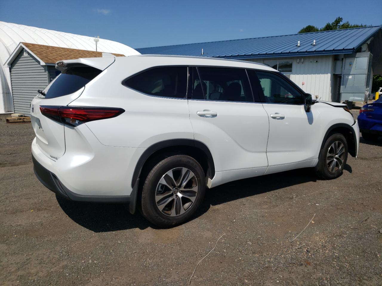 Image 3 of 2022 TOYOTA HIGHLANDER XLE 2022 with VIN 5TDGZRBH7NS577589