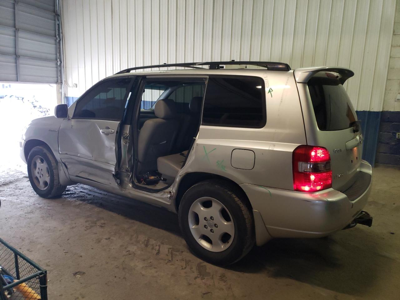 Image 2 of 2005 TOYOTA HIGHLANDER LIMITED 2005 with VIN JTEEP21A250103640