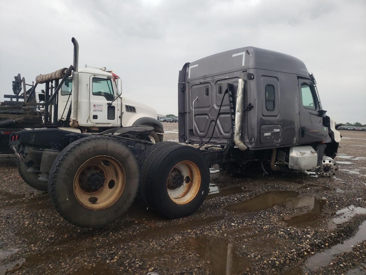 Image 3 of 2023 FREIGHTLINER CASCADIA 126  2023 with VIN 3AKJHHDR8PSUK0860