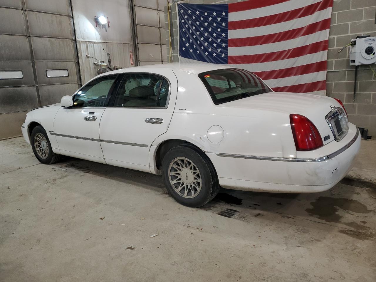Obraz 2 z 2000 LINCOLN TOWN CAR SIGNATURE 2000 z VIN 1LNHM82W9YY847910