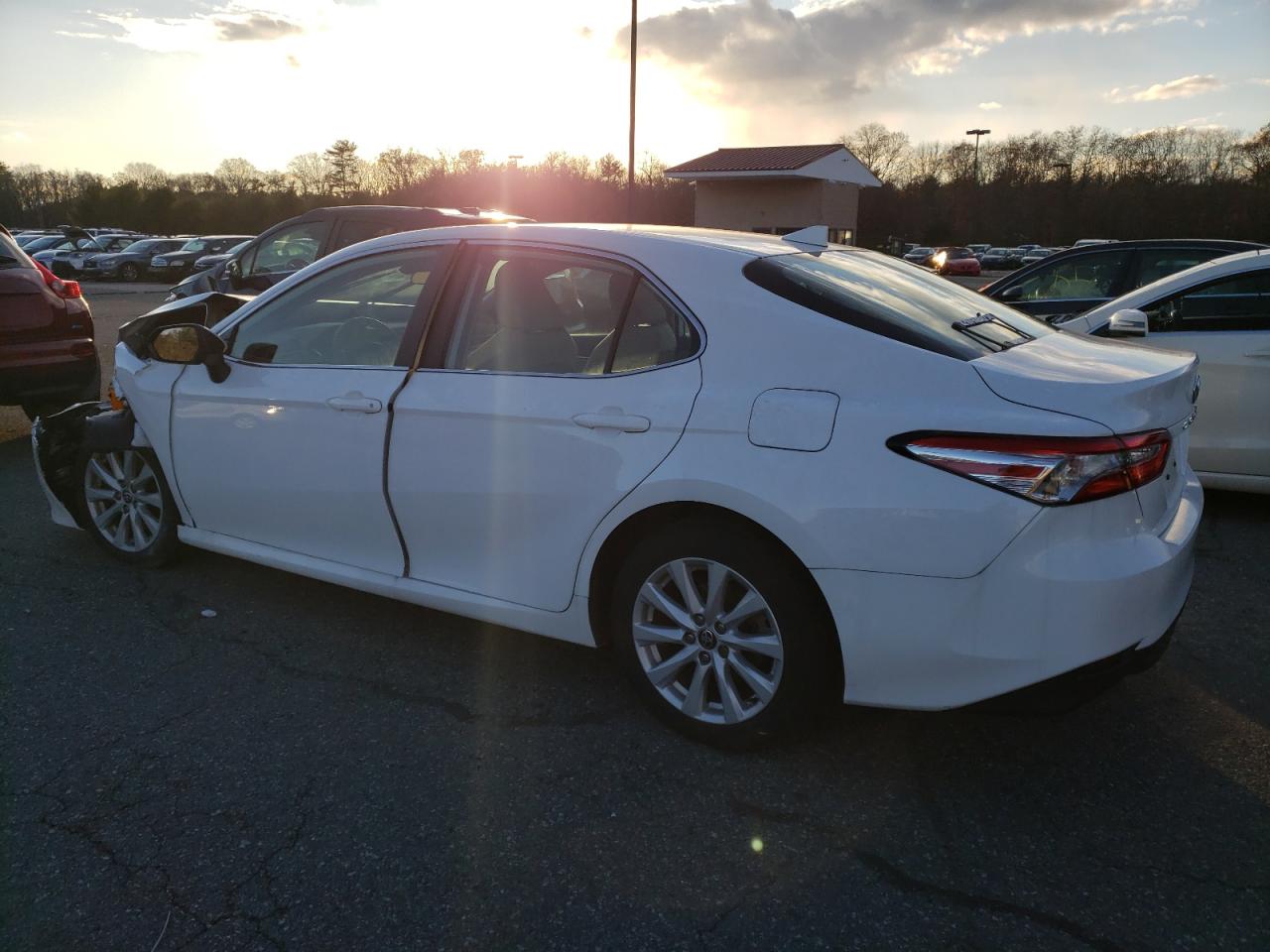Obraz 2 z 2020 TOYOTA CAMRY LE 2020 z VIN 4T1C11AKXLU503057