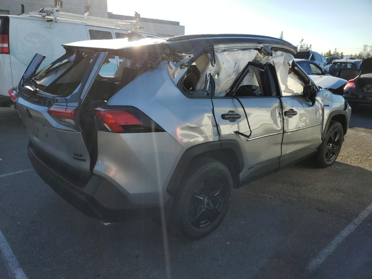 Изображение 3 2020 TOYOTA RAV4 XLE 2020 с VIN 2T3RWRFV1LW076484