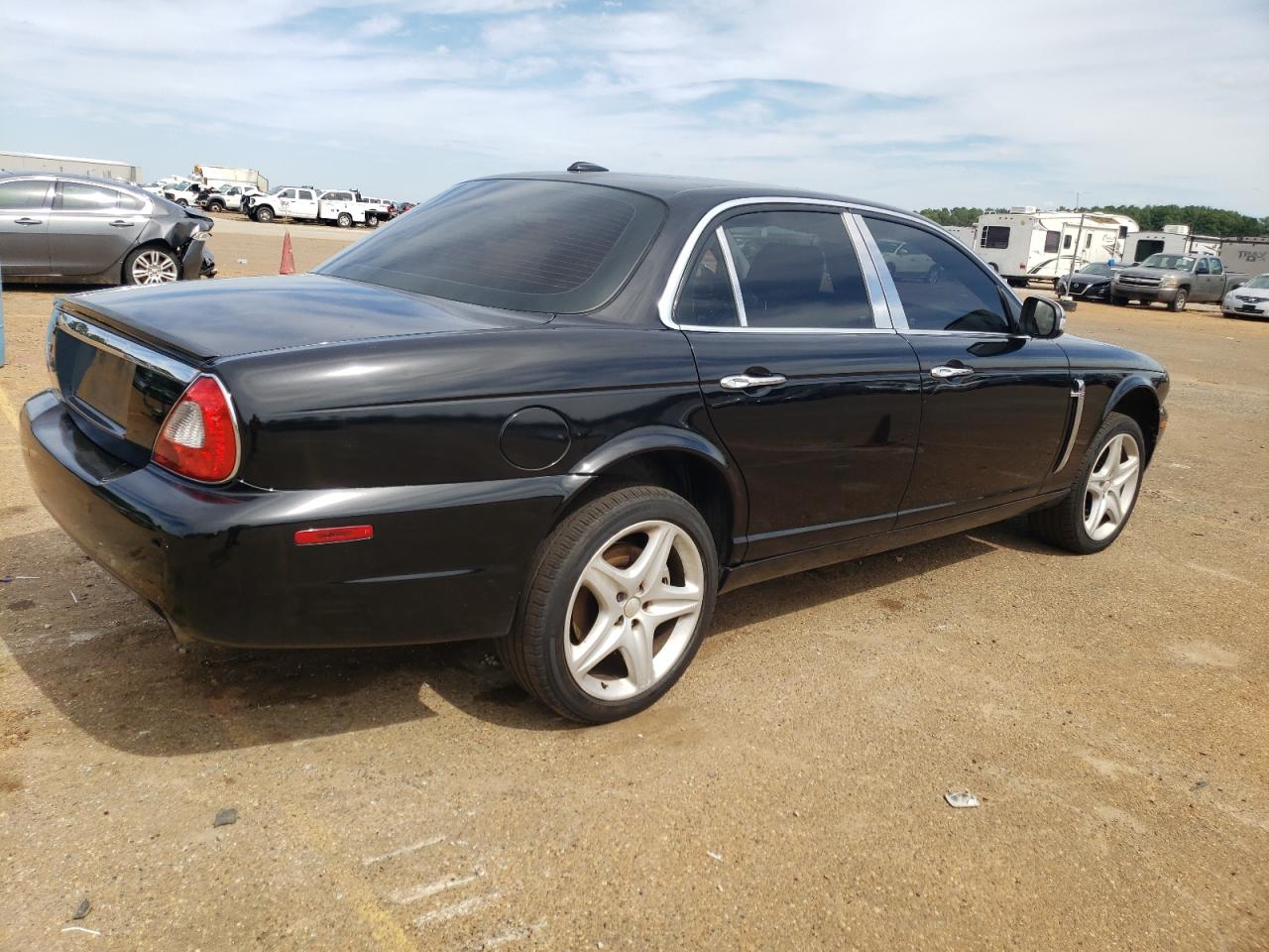 Image 3 of Jaguar Xj8 2008 with VIN SAJWA71B68SH22559