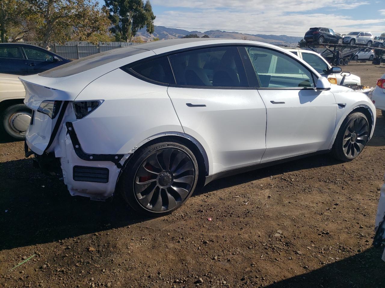 Obraz 3 z 2023 TESLA MODEL Y  2023 z VIN 7SAYGDEFXPF861106