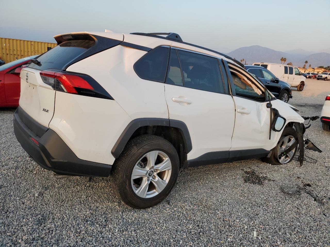 Obraz 3 z 2020 TOYOTA RAV4 XLE 2020 z VIN 2T3W1RFV1LW069309