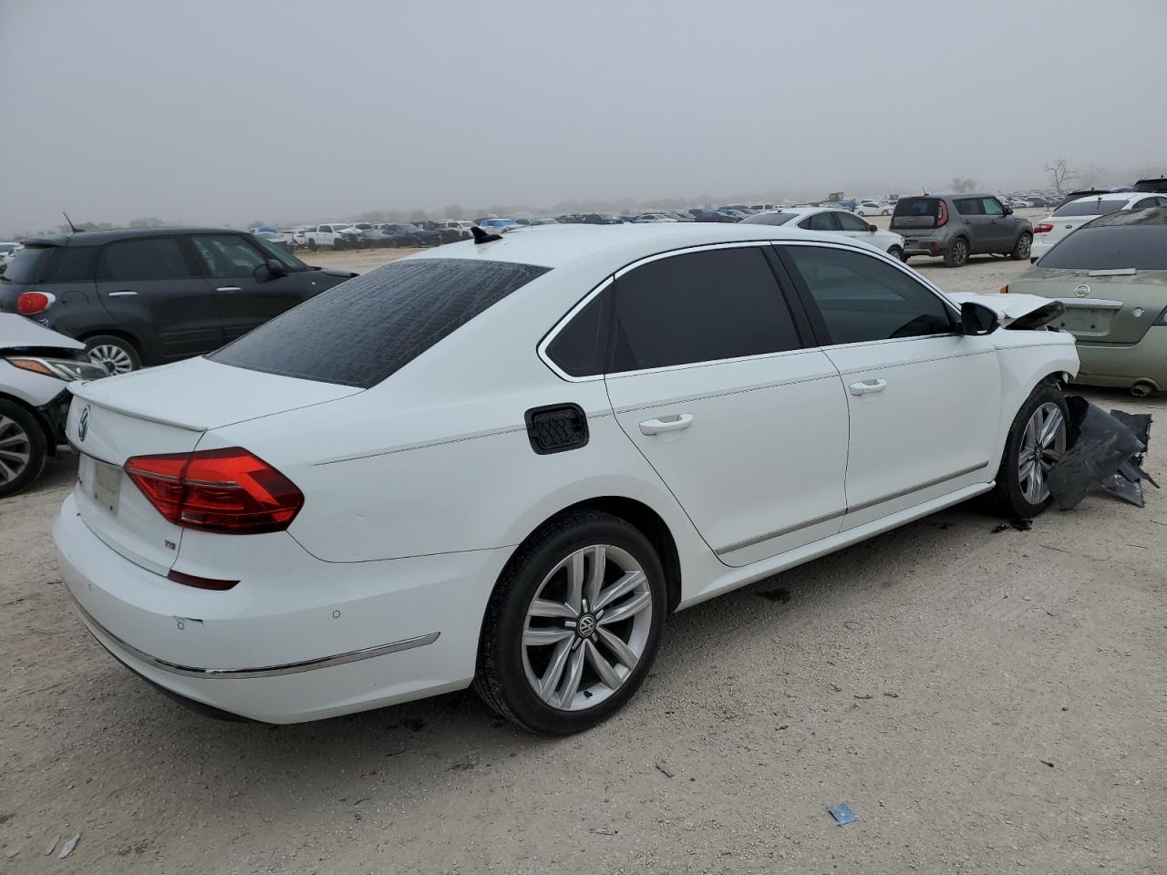 Изображение 3 2016 VOLKSWAGEN PASSAT SEL 2016 с VIN 1VWCS7A3XGC042934