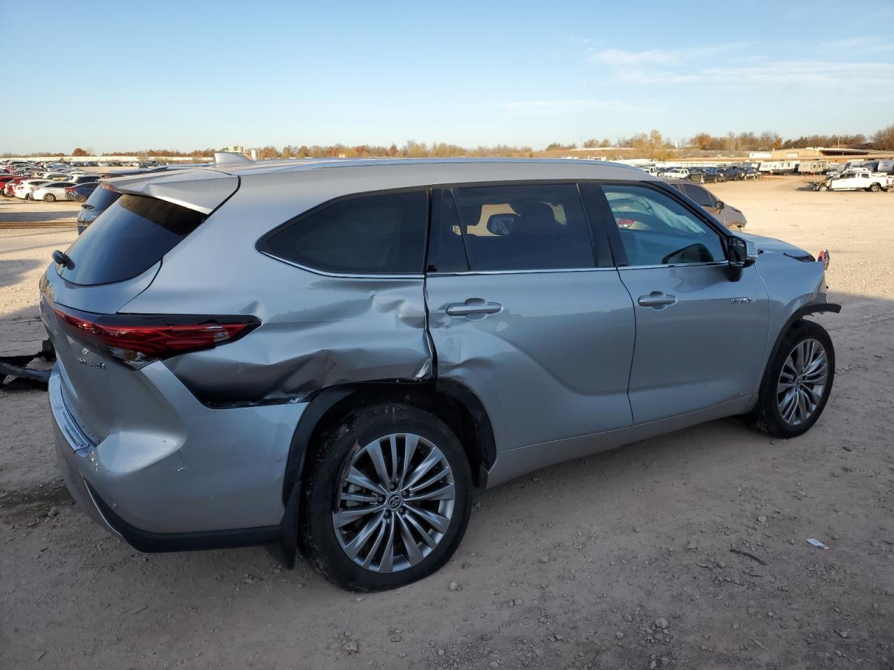 Obraz 3 z 2021 TOYOTA HIGHLANDER HYBRID PLATINUM 2021 z VIN 5TDEBRCH3MS033180