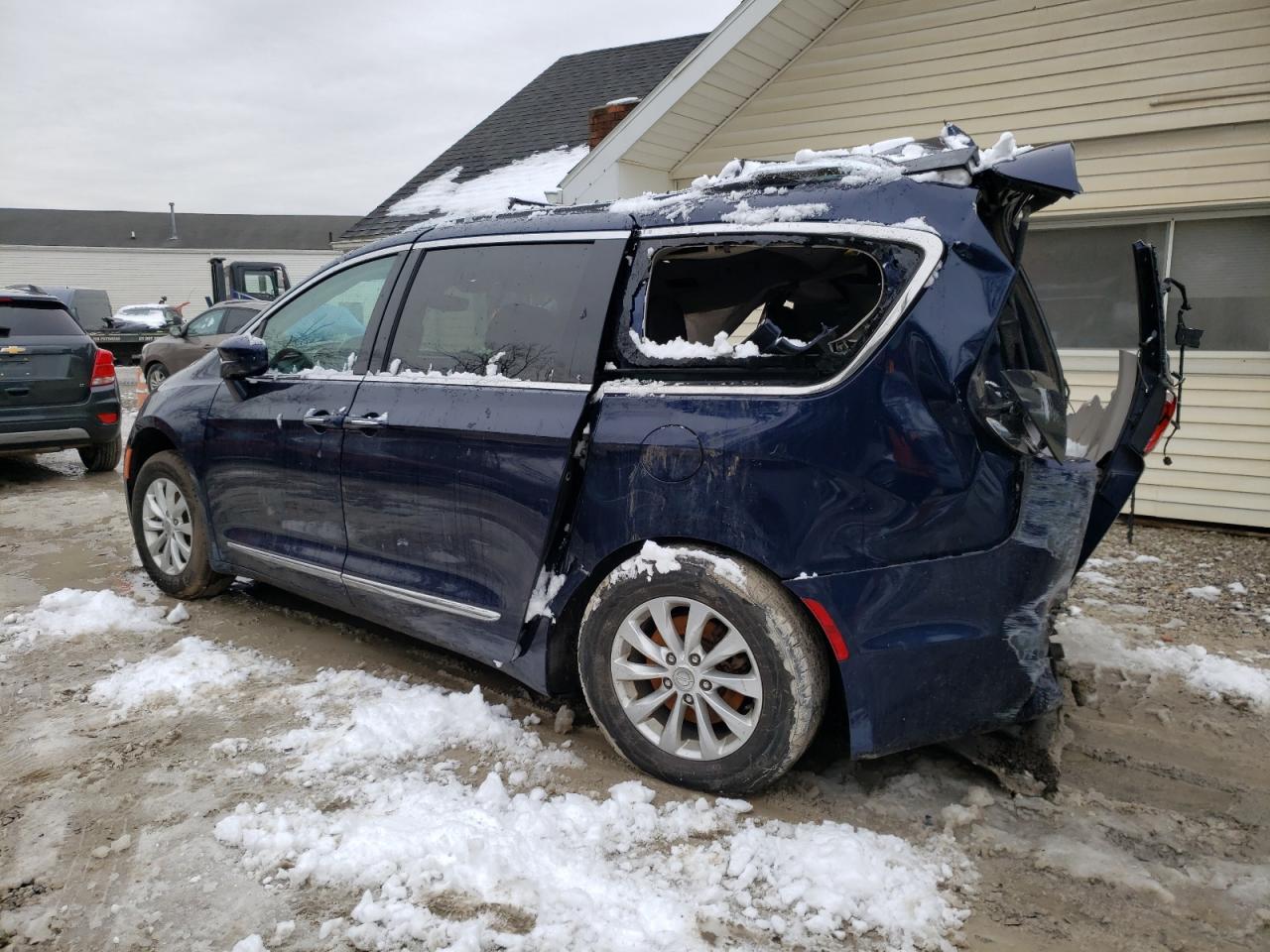 Image 2 of 2018 CHRYSLER PACIFICA TOURING L 2018 with VIN 2C4RC1BG1JR257903