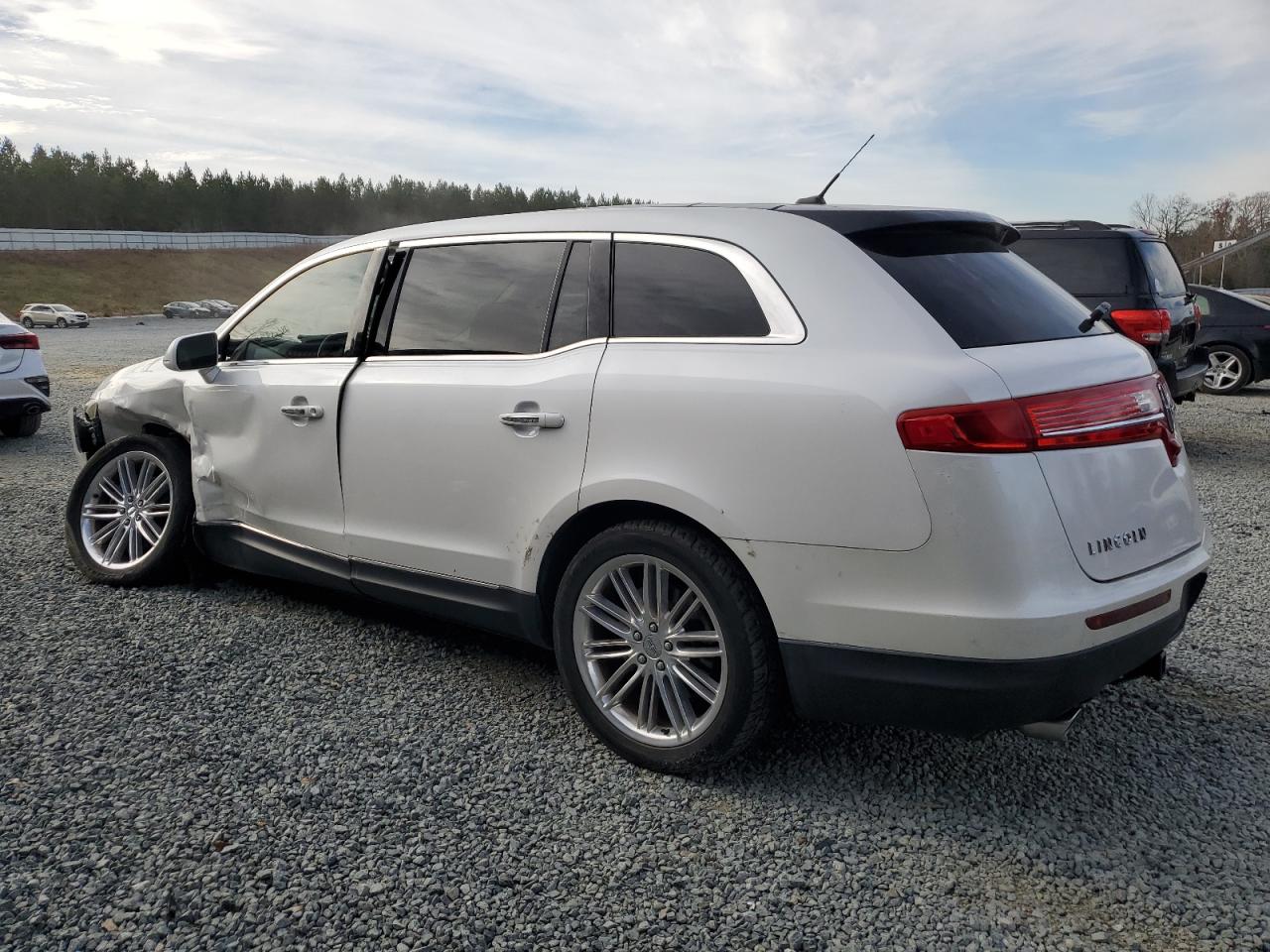 Obraz 2 z 2013 LINCOLN MKT  2013 z VIN 2LMHJ5AT0DBL56443