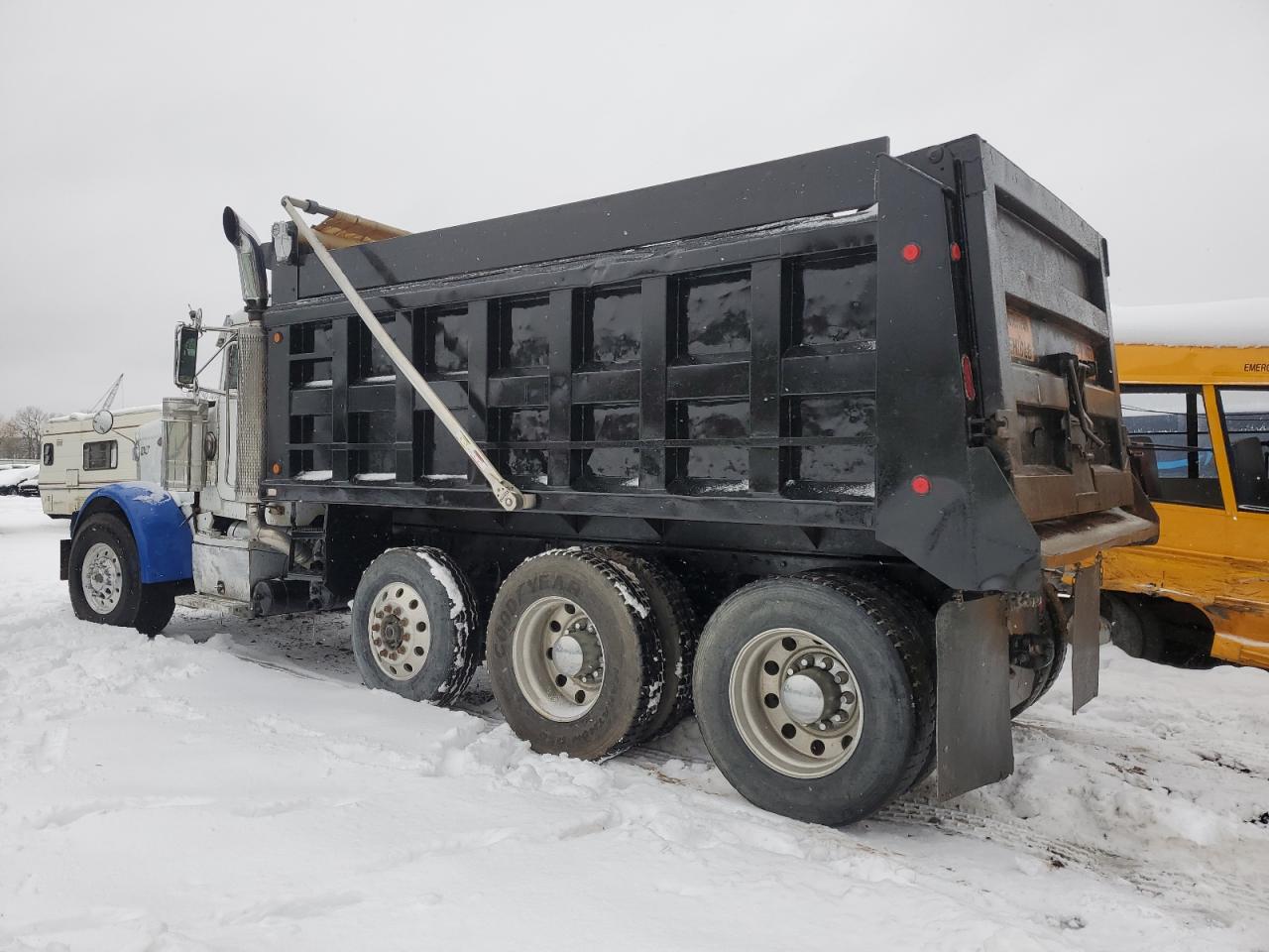Image 3 of 2004 PETERBILT 379  2004 with VIN 1NP5LUEX14D825059