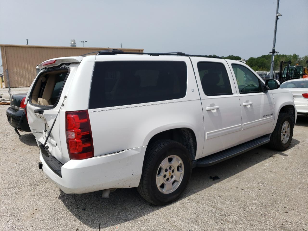 Изображение 3 2013 CHEVROLET SUBURBAN K1500 LT 2013 с VIN 1GNSKJE70DR252368