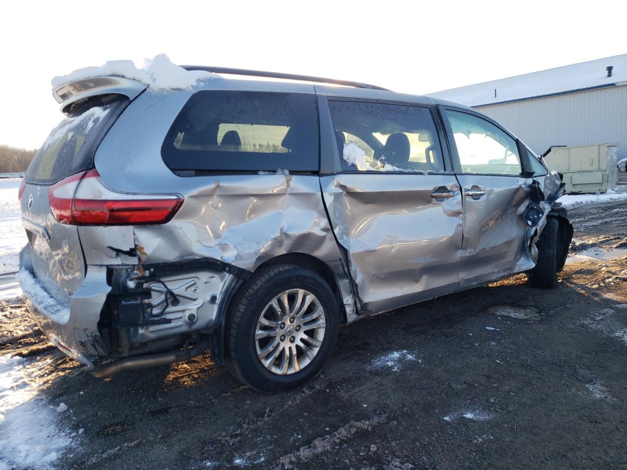 Image 3 of 2015 TOYOTA SIENNA XLE 2015 with VIN 5TDYK3DC3FS529189
