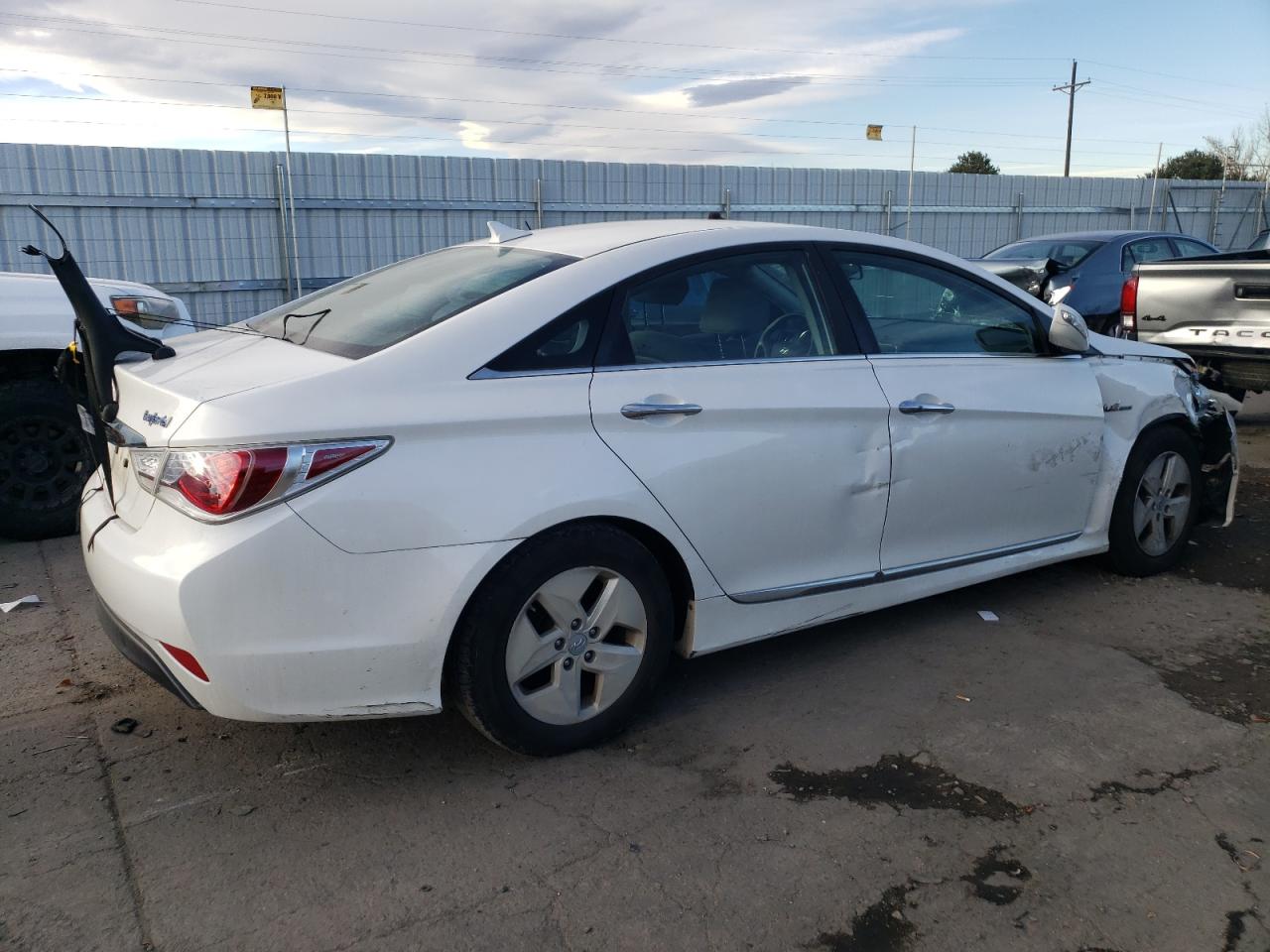 Image 3 of 2011 HYUNDAI SONATA HYBRID 2011 with VIN KMHEC4A46BA005704