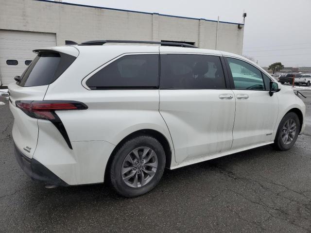 Obraz 3 z 2021 TOYOTA SIENNA XLE 2021 z VIN 5TDJSKFC0MS018044