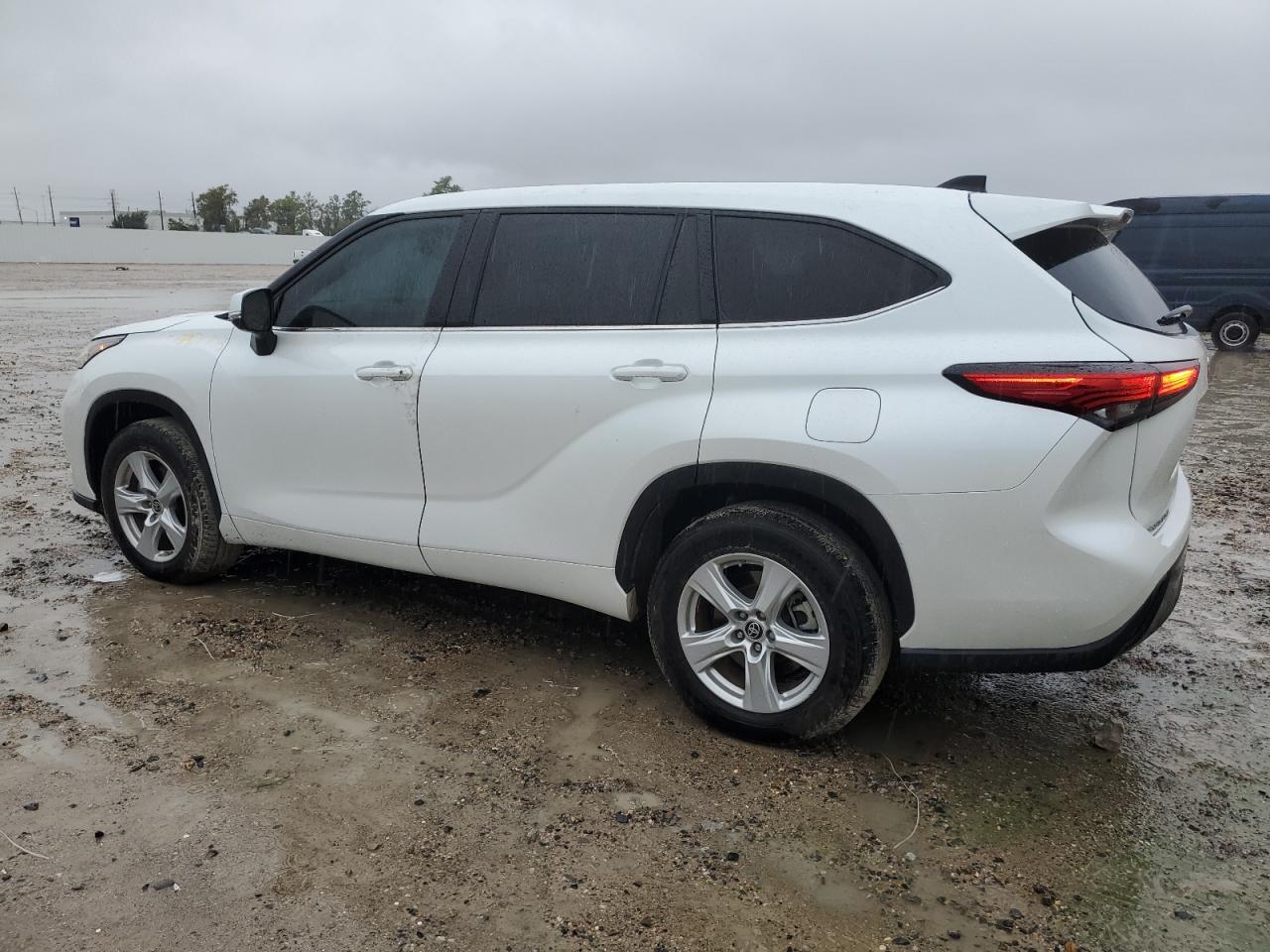 Obraz 2 z 2022 TOYOTA HIGHLANDER L 2022 z VIN 5TDCZRAH2NS127512