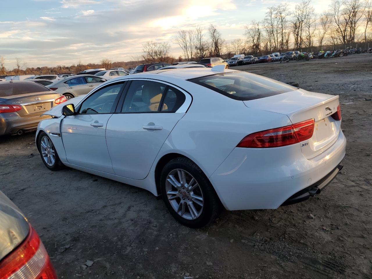 Obraz 2 z 2018 JAGUAR XE PREMIUM 2018 z VIN SAJAJ4FX1JCP24522