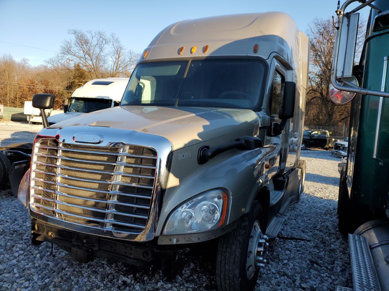 Image 2 of 2015 FREIGHTLINER CASCADIA 125  2015 with VIN 1FUJGLD50FLGC0529