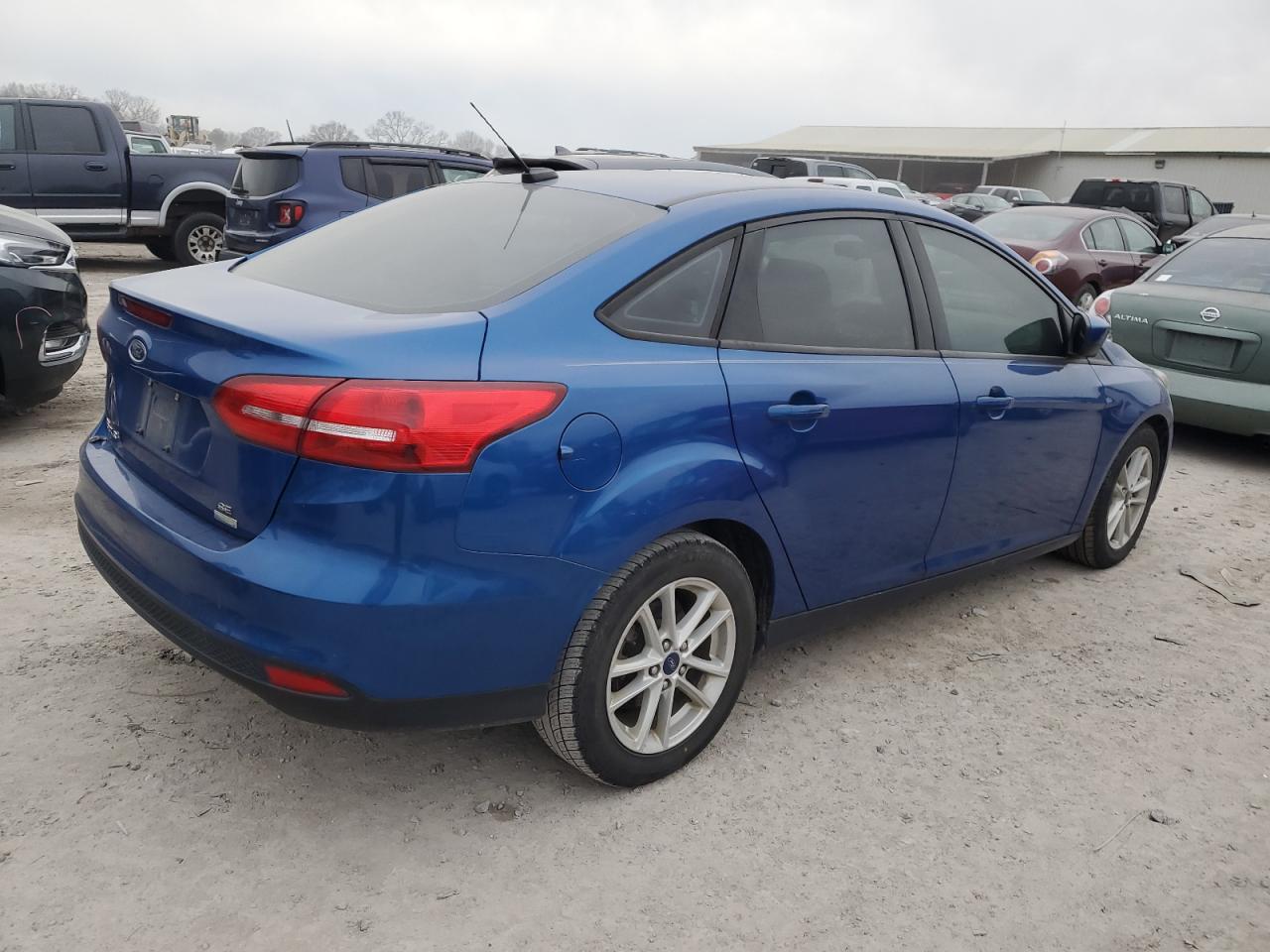 Image 3 of 2018 FORD FOCUS SE 2018 with VIN 1FADP3FEXJL275611
