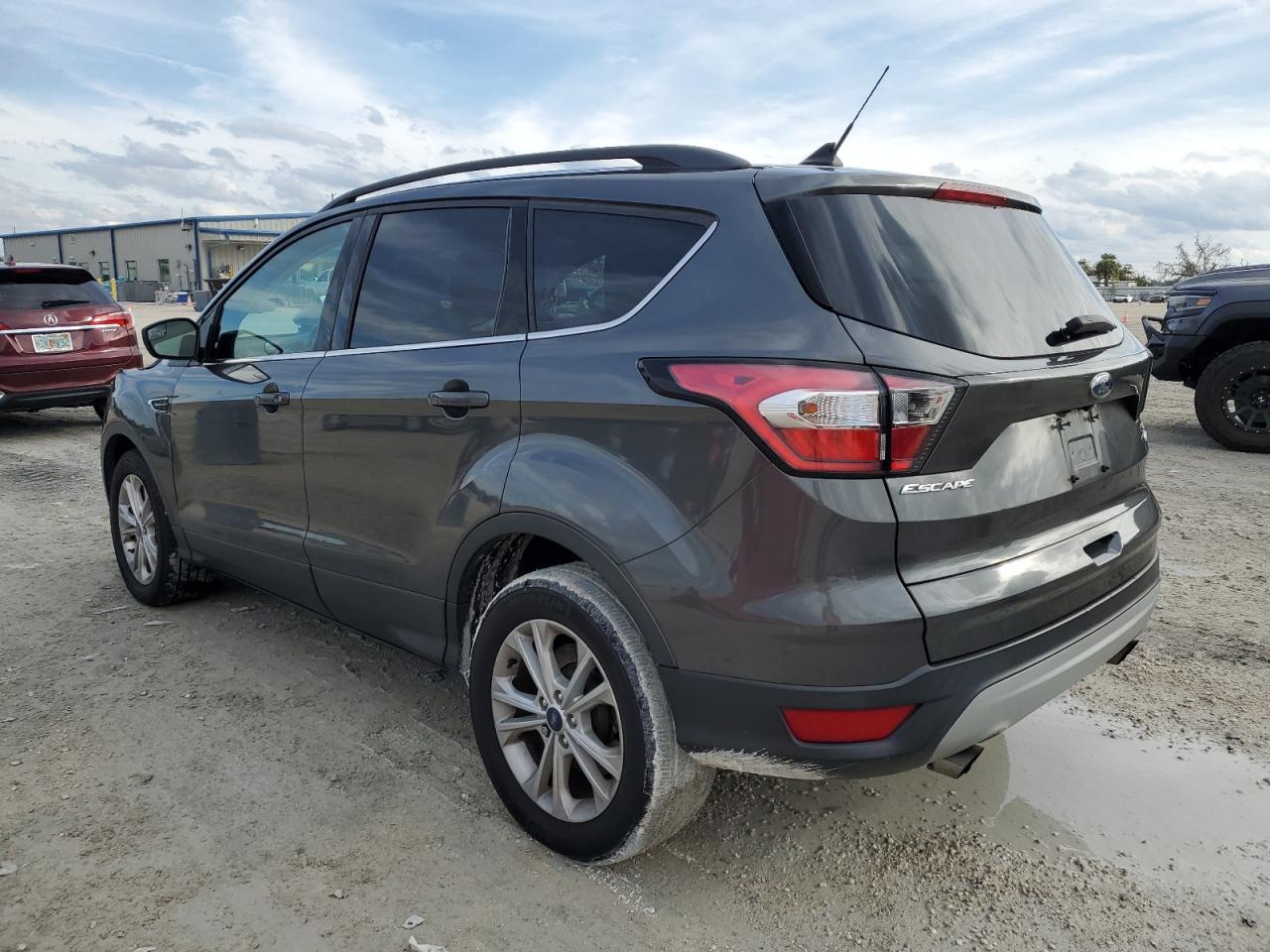 Image 2 of 2018 FORD ESCAPE SE 2018 with VIN 1FMCU0GDXJUB37673