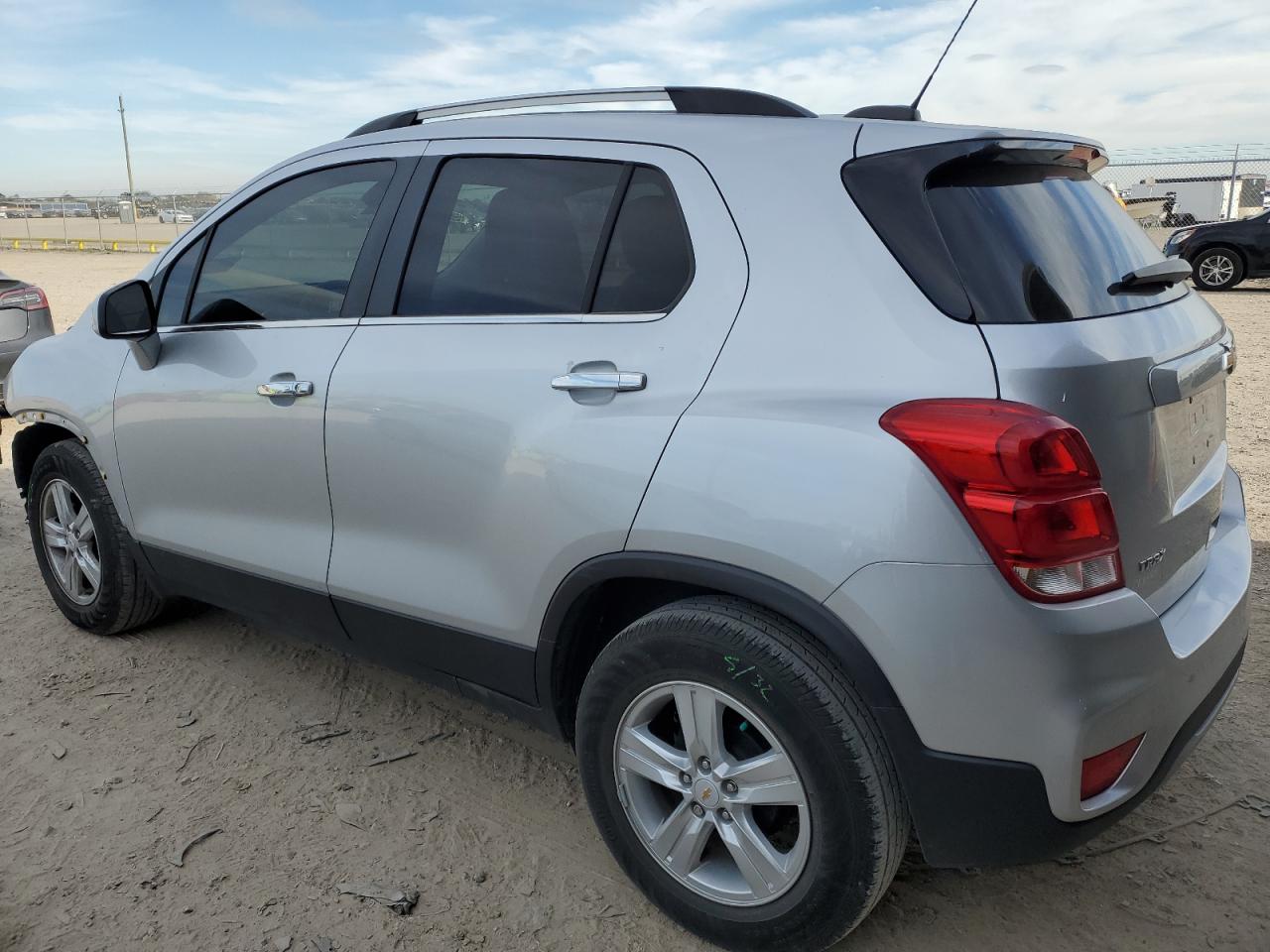 Image 2 of 2020 CHEVROLET TRAX 1LT 2020 with VIN KL7CJLSB7LB039734