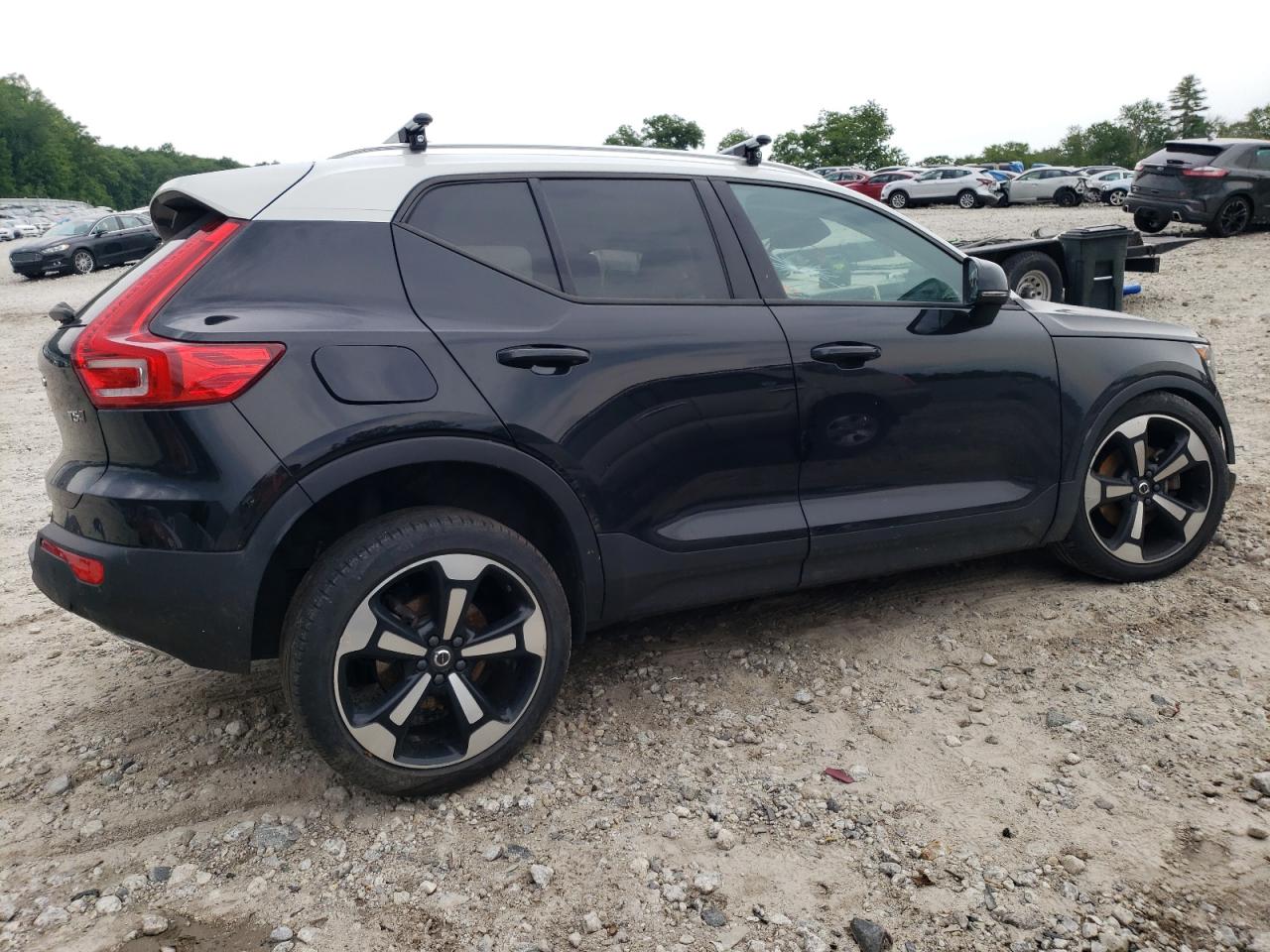 Image 3 of 2019 VOLVO XC40 T5 MOMENTUM 2019 with VIN YV4162UK6K2115863