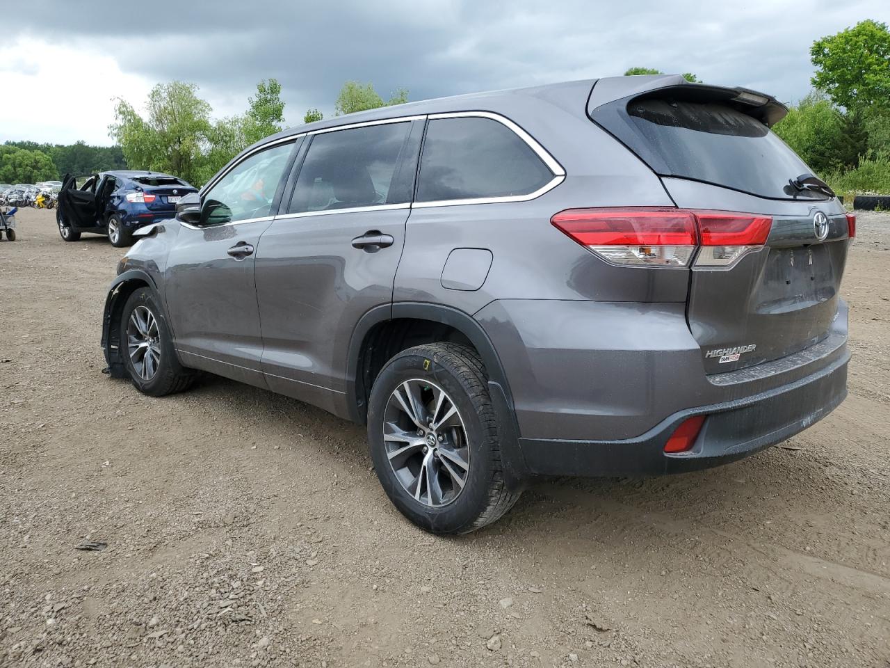 Изображение 2 2018 TOYOTA HIGHLANDER LE 2018 с VIN 5TDBZRFH2JS819073