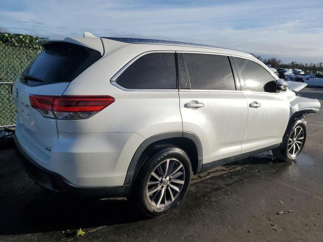 Изображение 3 2019 TOYOTA HIGHLANDER SE 2019 с VIN 5TDKZRFH3KS327895