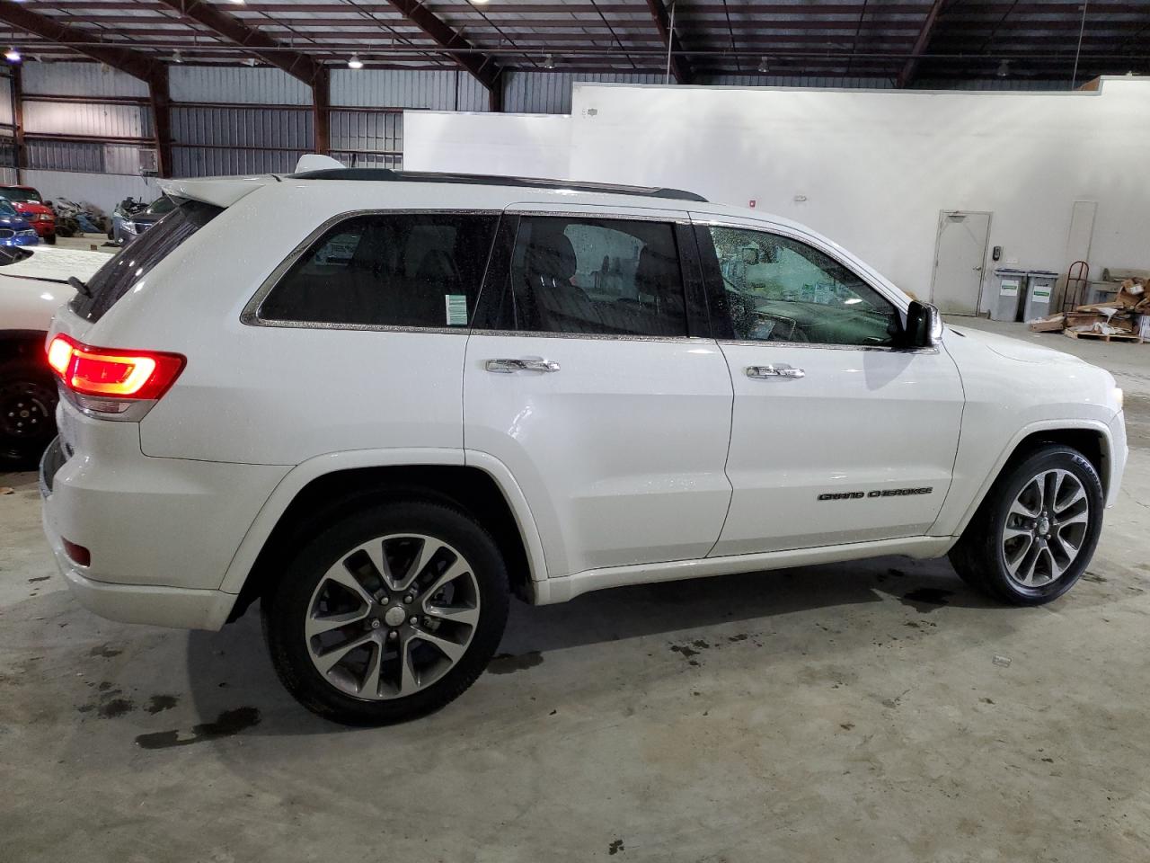 Изображение 3 2017 JEEP GRAND CHEROKEE OVERLAND 2017 с VIN 1C4RJECG8HC696448