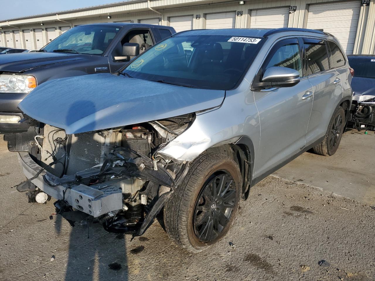Image 1 of 2019 TOYOTA HIGHLANDER SE 2019 with VIN 5TDJZRFH9KS570011
