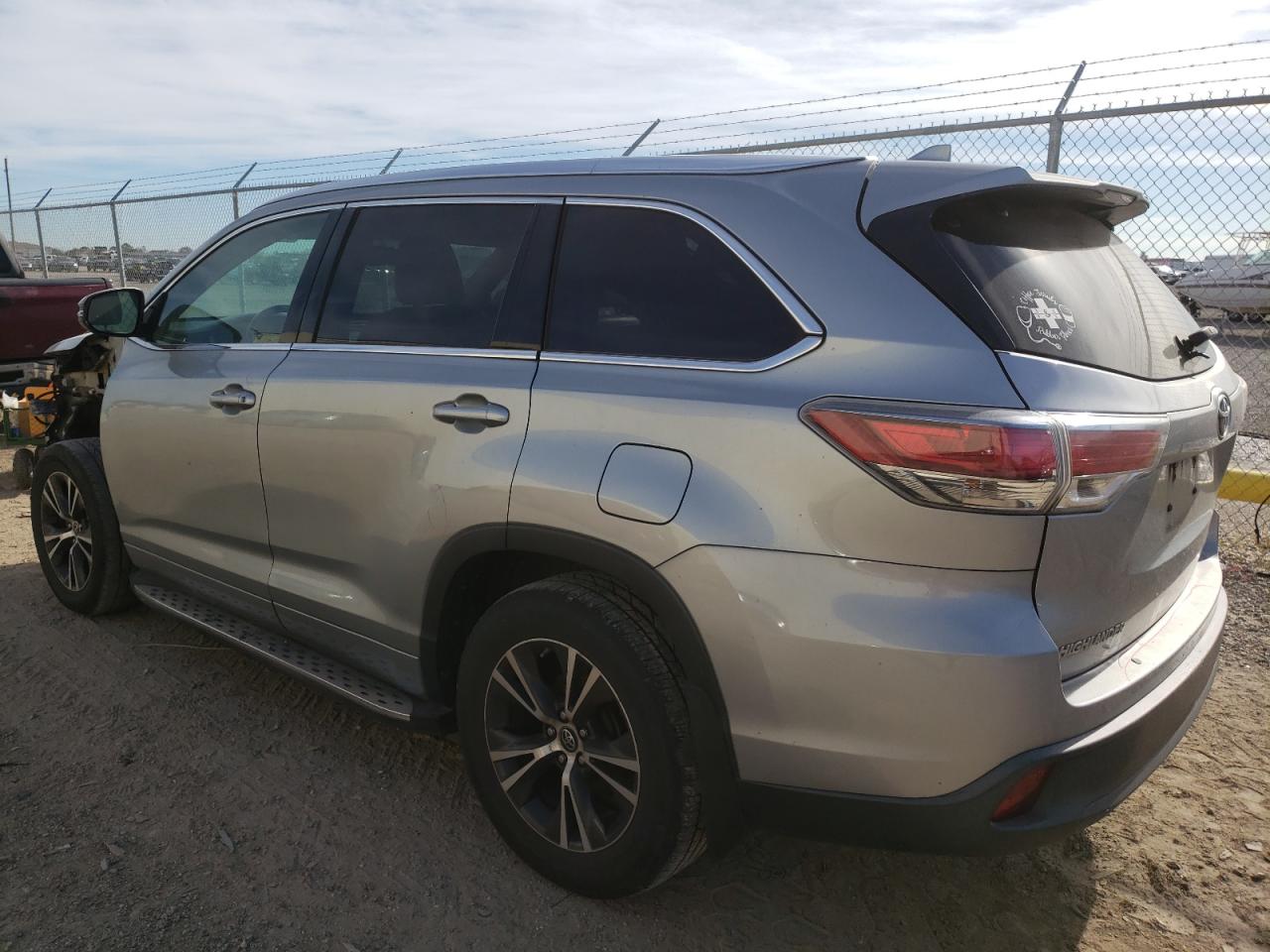 Obraz 2 z 2016 TOYOTA HIGHLANDER XLE 2016 z VIN 5TDKKRFHXGS160737