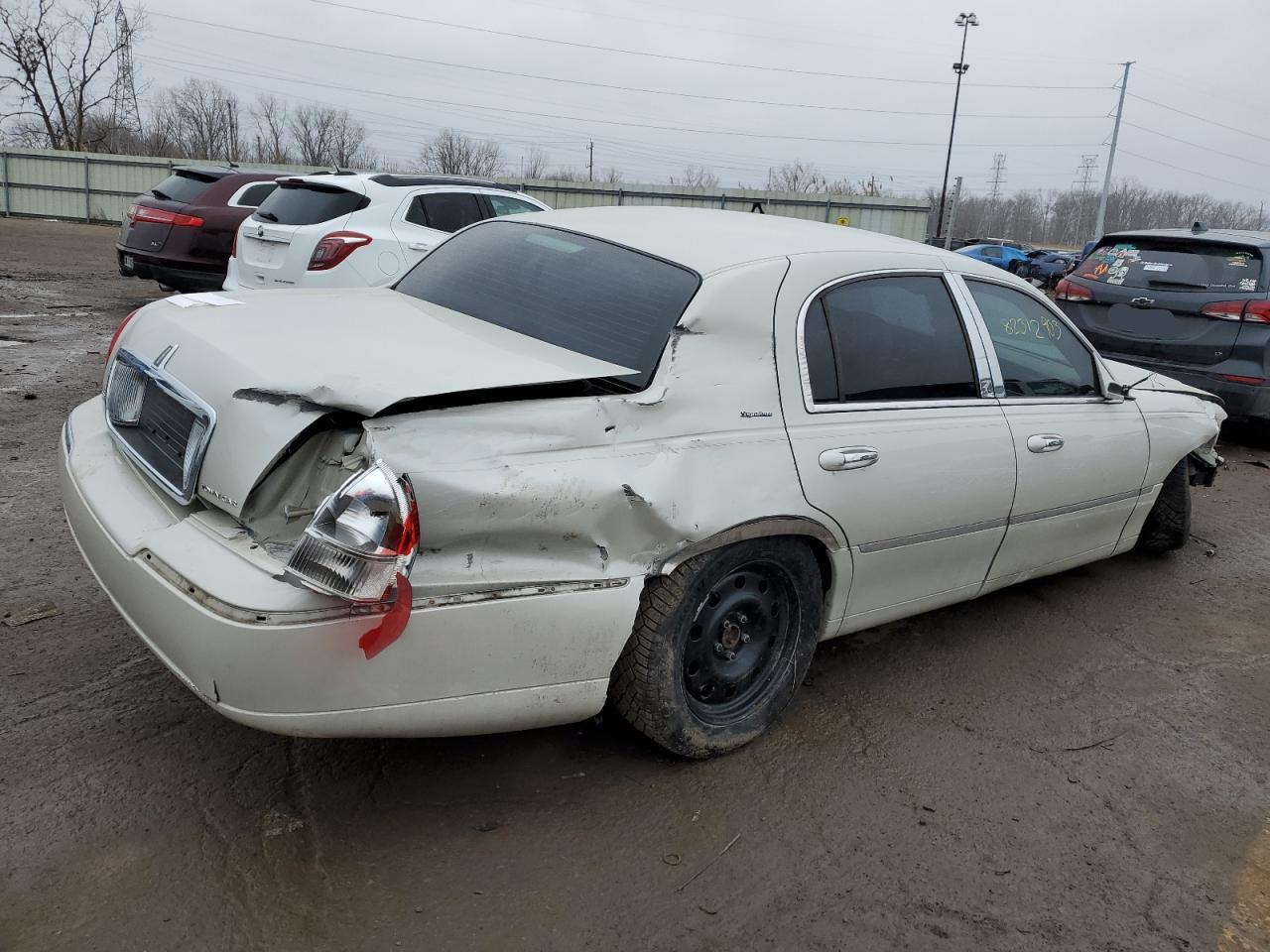 Image 3 of 2006 LINCOLN TOWN CAR SIGNATURE 2006 with VIN 1LNHM81V96Y613868