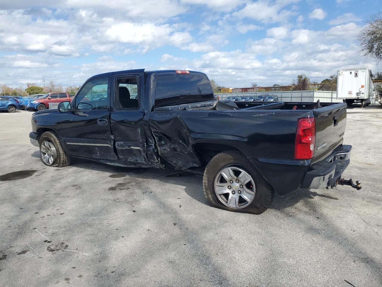 Image 2 of 2003 CHEVROLET SILVERADO C1500 2003 with VIN 2GCEC19T231281131