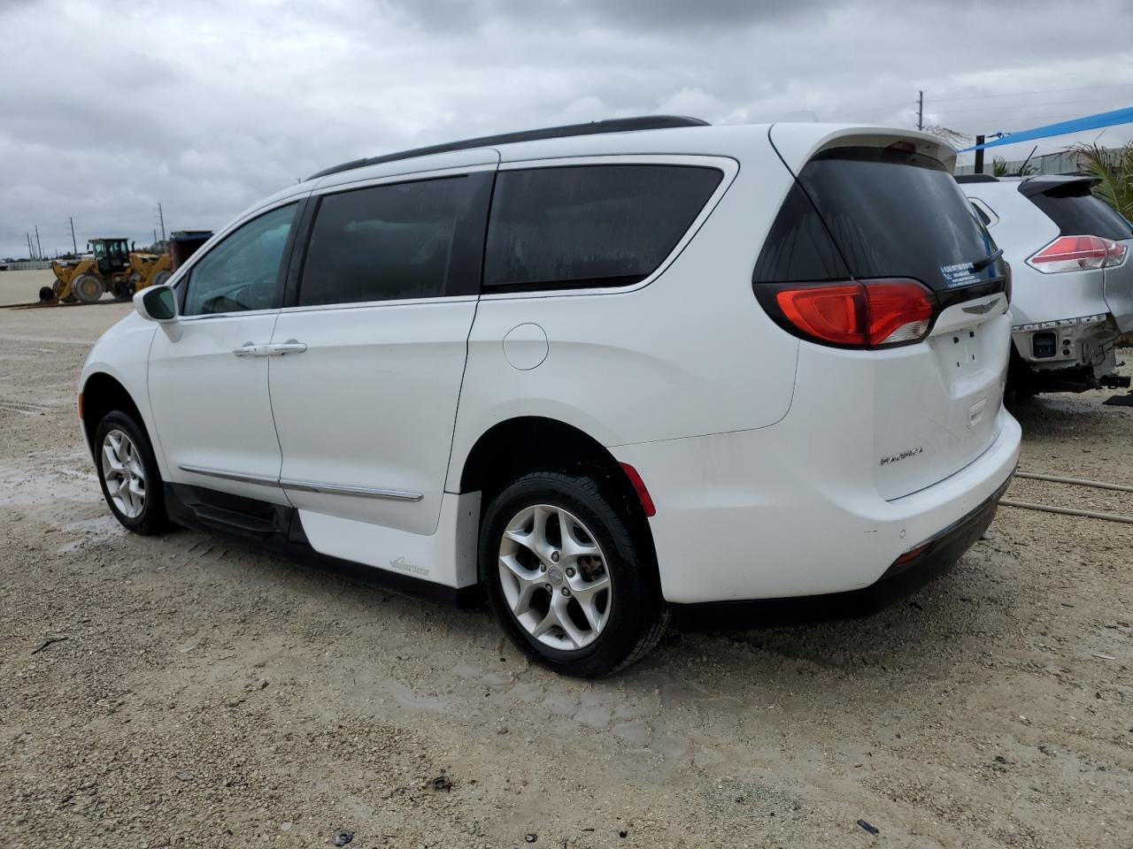 Изображение 2 2017 CHRYSLER PACIFICA TOURING L 2017 с VIN 2C4RC1BG4HR713158