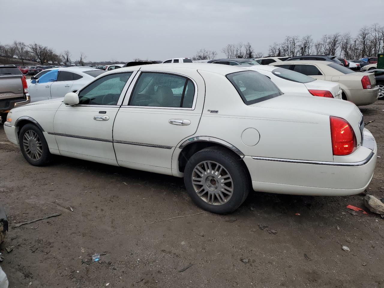 Image 2 of 2006 LINCOLN TOWN CAR SIGNATURE LIMITED 2006 with VIN 1LNHM82W06Y646121