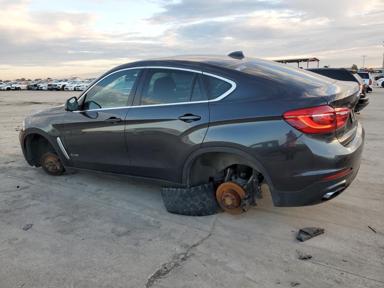 Obraz 2 z 2015 BMW X6 XDRIVE50I 2015 z VIN 5UXKU6C53F0F94505
