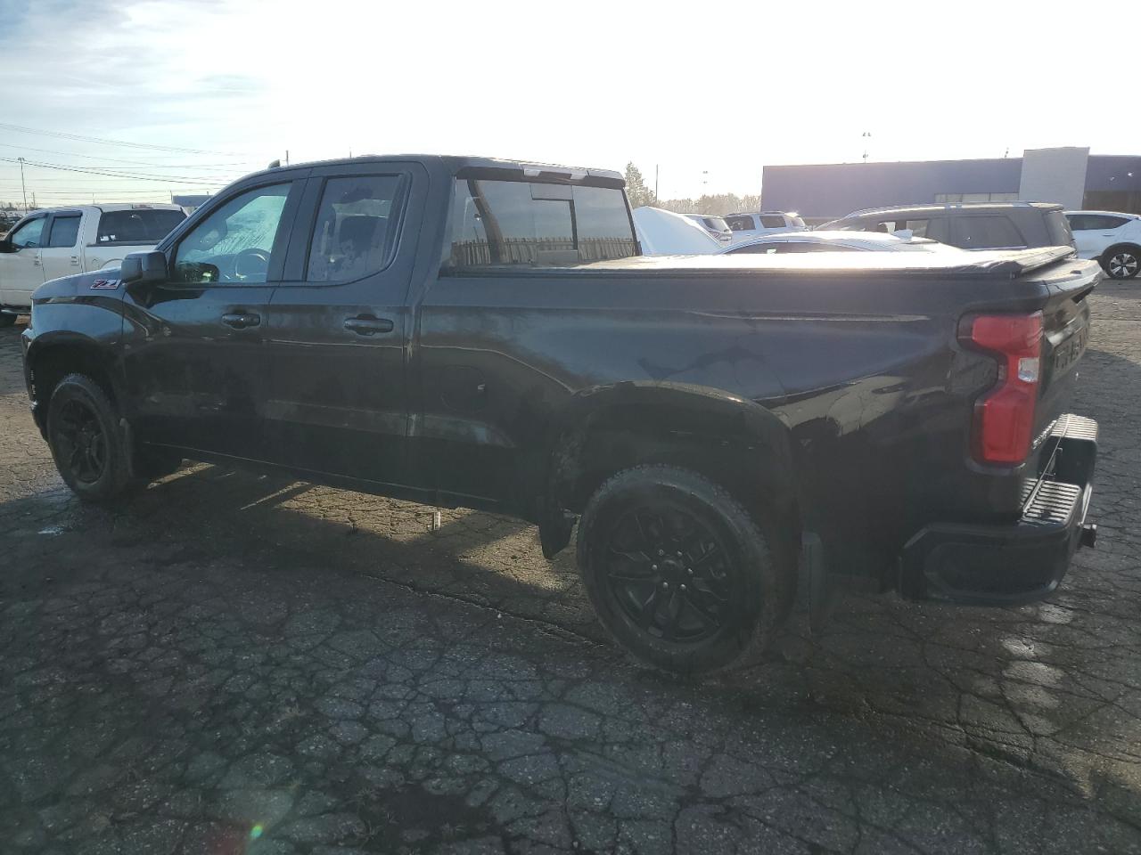 Изображение 2 2020 CHEVROLET SILVERADO K1500 RST 2020 с VIN 1GCRYEED1LZ271092