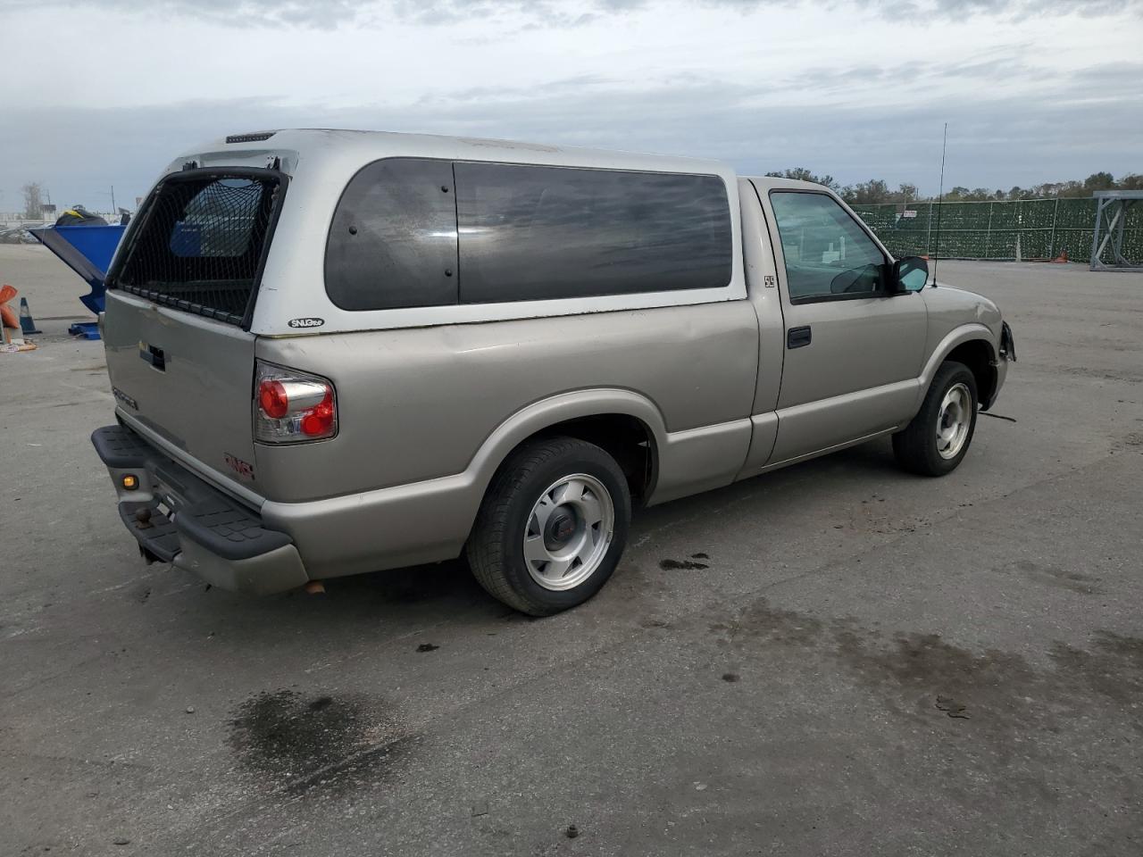 Image 3 of 2001 GMC SONOMA  2001 with VIN 1GTCS145918189351