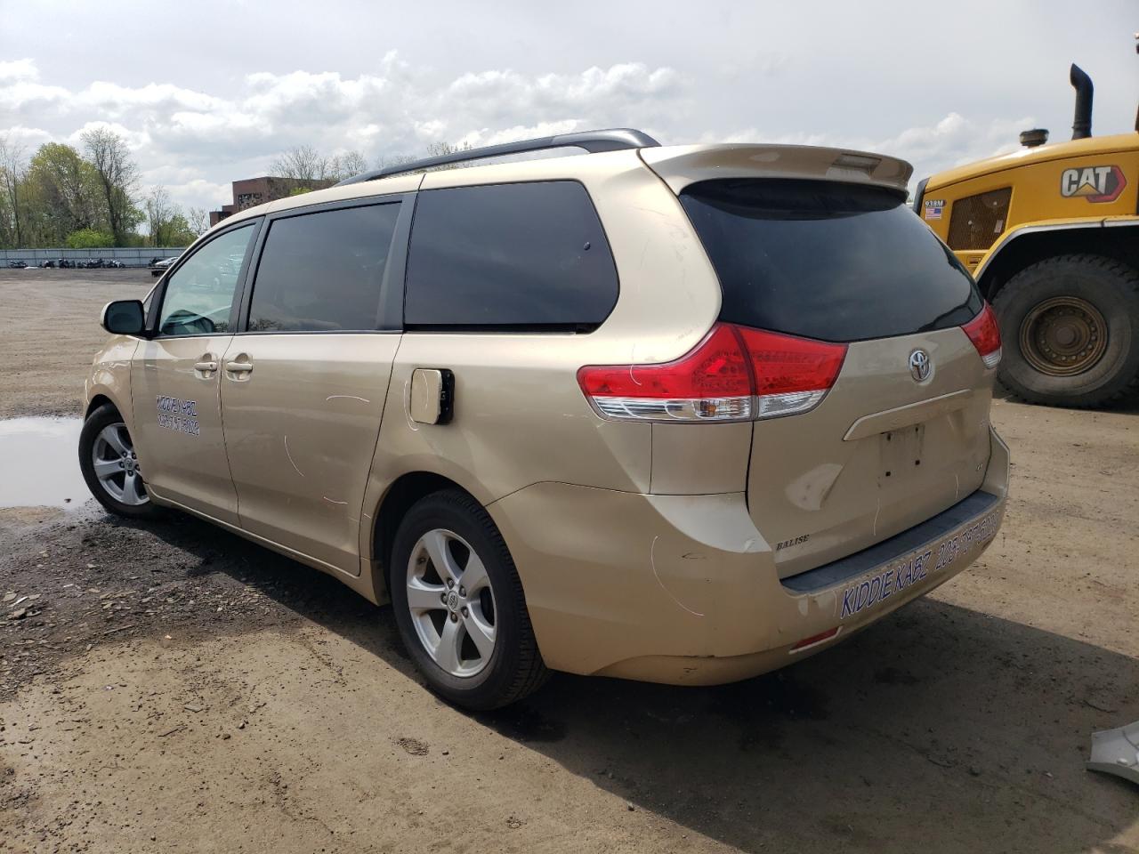 Изображение 2 2011 TOYOTA SIENNA LE 2011 с VIN 5TDKK3DC8BS016102