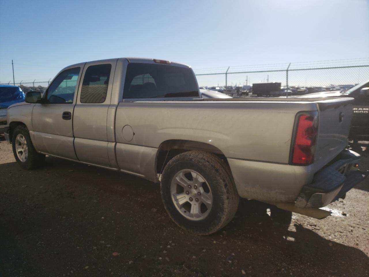 Image 2 of 2004 CHEVROLET SILVERADO C1500 2004 with VIN 2GCEC19T741225901
