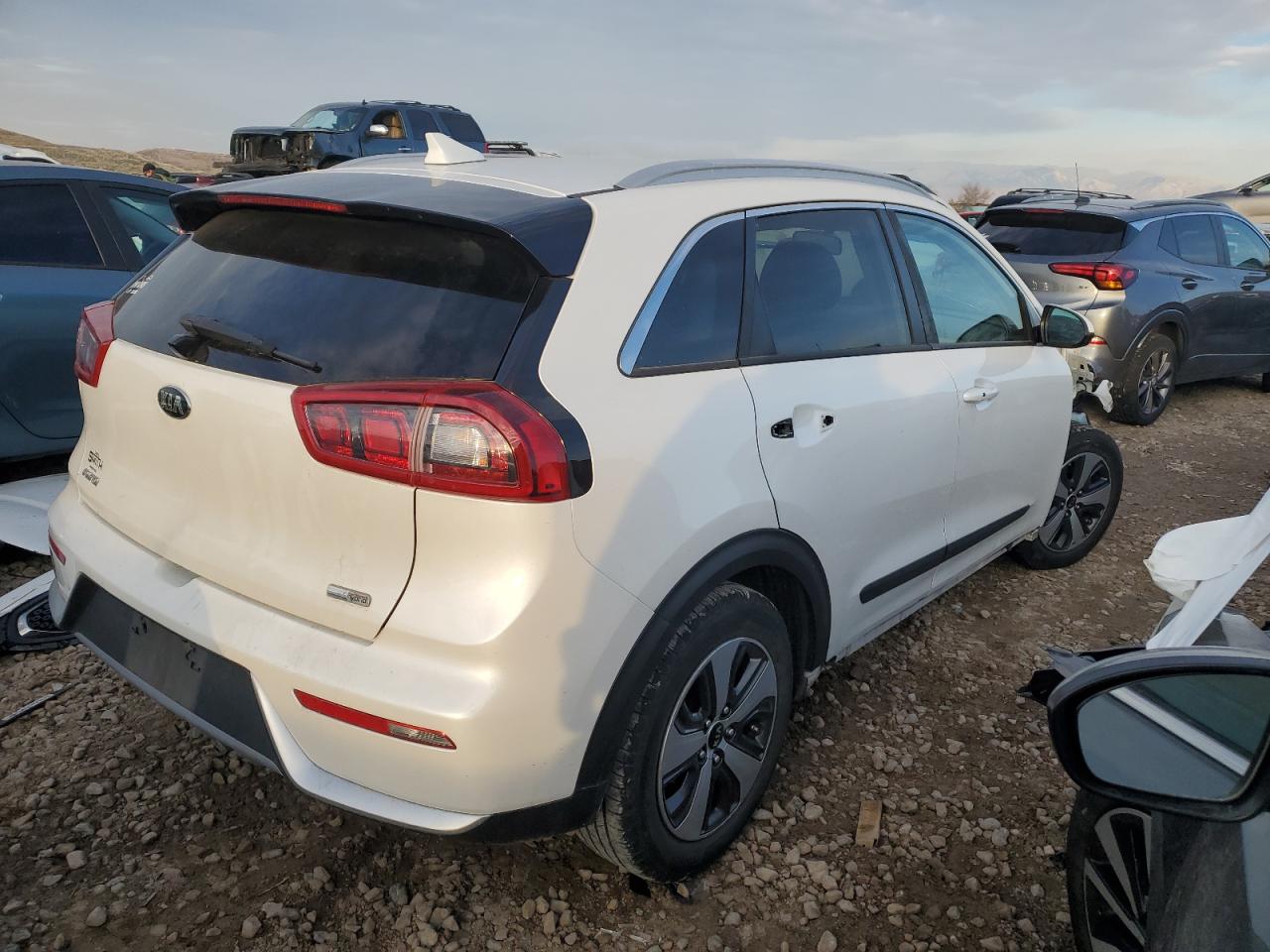 Image 3 of 2017 KIA NIRO FE 2017 with VIN KNDCB3LC9H5051641