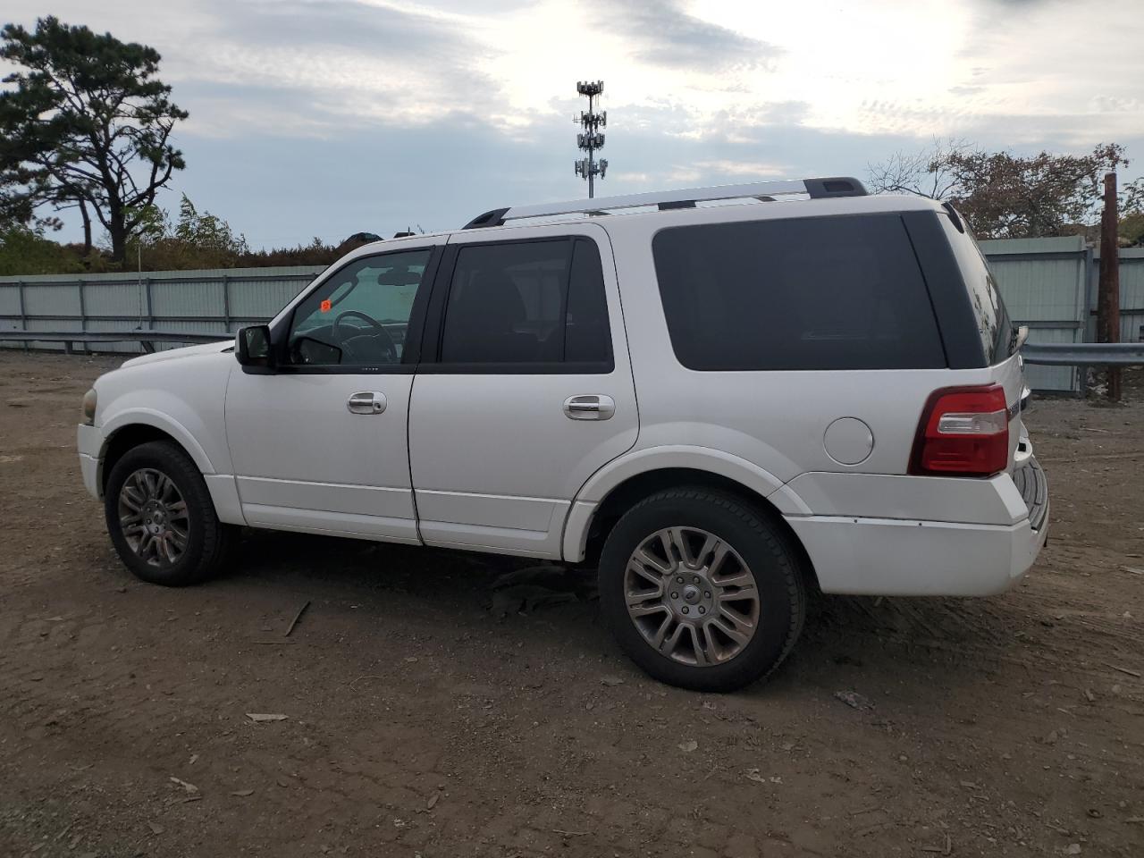 Obraz 2 z 2011 FORD EXPEDITION LIMITED 2011 z VIN 1FMJU2A54BEF25353