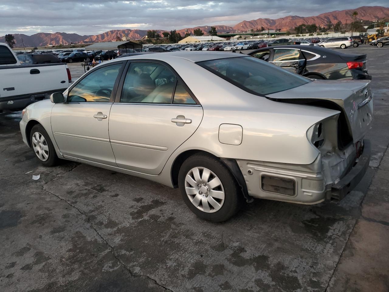 Obraz 2 z 2002 TOYOTA CAMRY LE 2002 z VIN 4T1BE32K32U624781