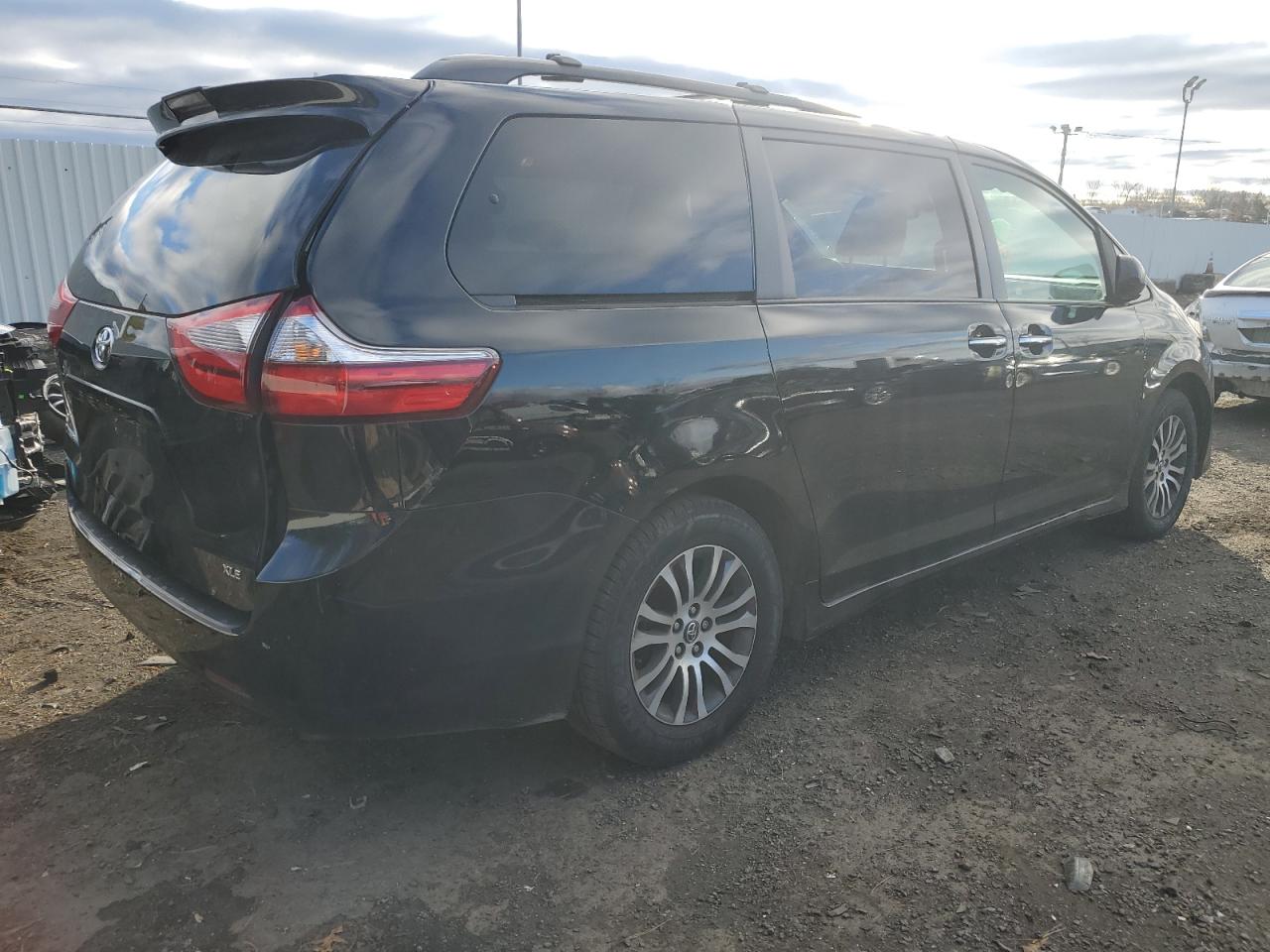 Obraz 3 z 2020 TOYOTA SIENNA XLE 2020 z VIN 5TDYZ3DC4LS040663