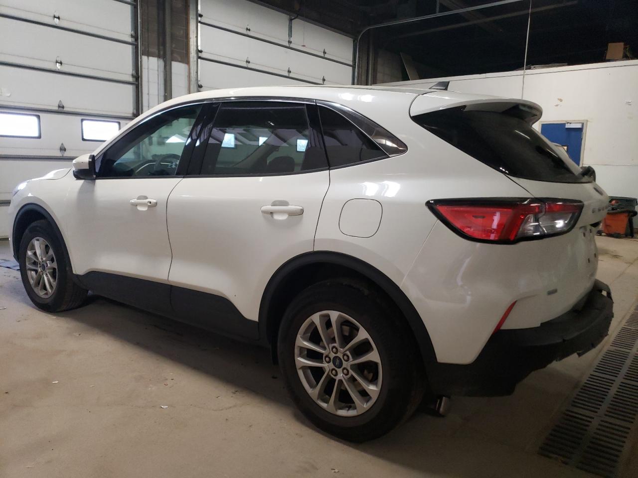 Image 2 of 2020 FORD ESCAPE SE 2020 with VIN 1FMCU9G62LUB49146