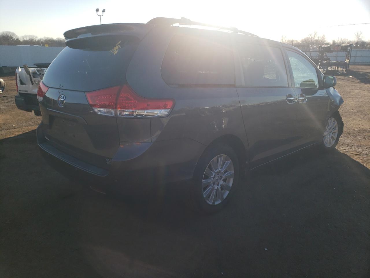 Изображение 3 2013 TOYOTA SIENNA XLE 2013 с VIN 5TDDK3DC8DS062931