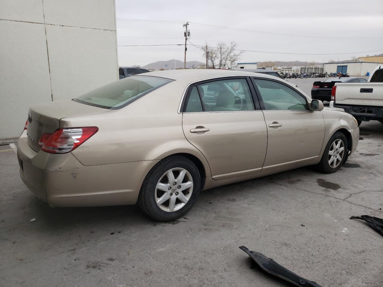 Image 3 of 2005 TOYOTA AVALON XL 2005 with VIN 4T1BK36B05U024498