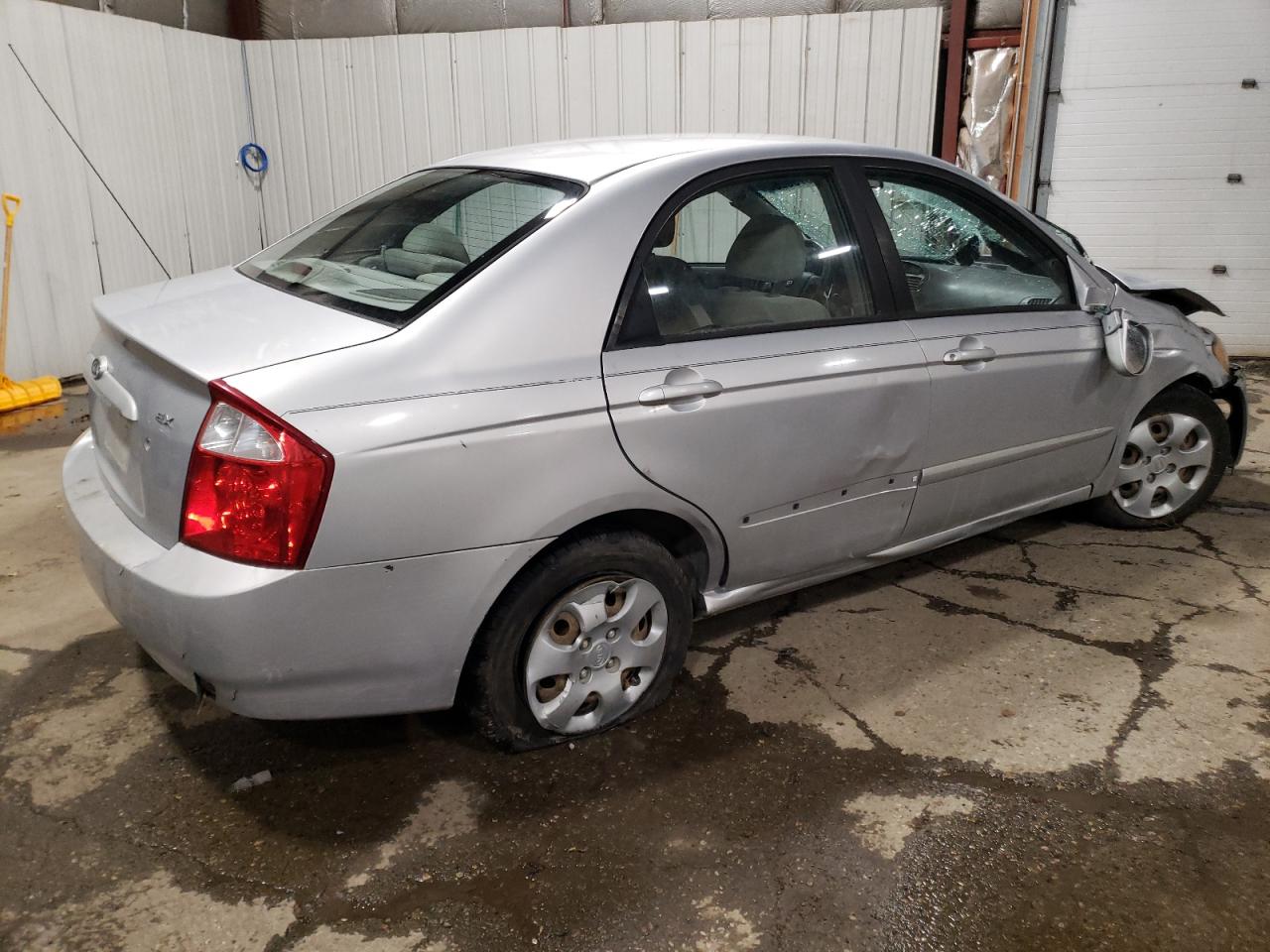 Obraz 3 z 2004 KIA SPECTRA LX 2004 z VIN KNAFE122345026128