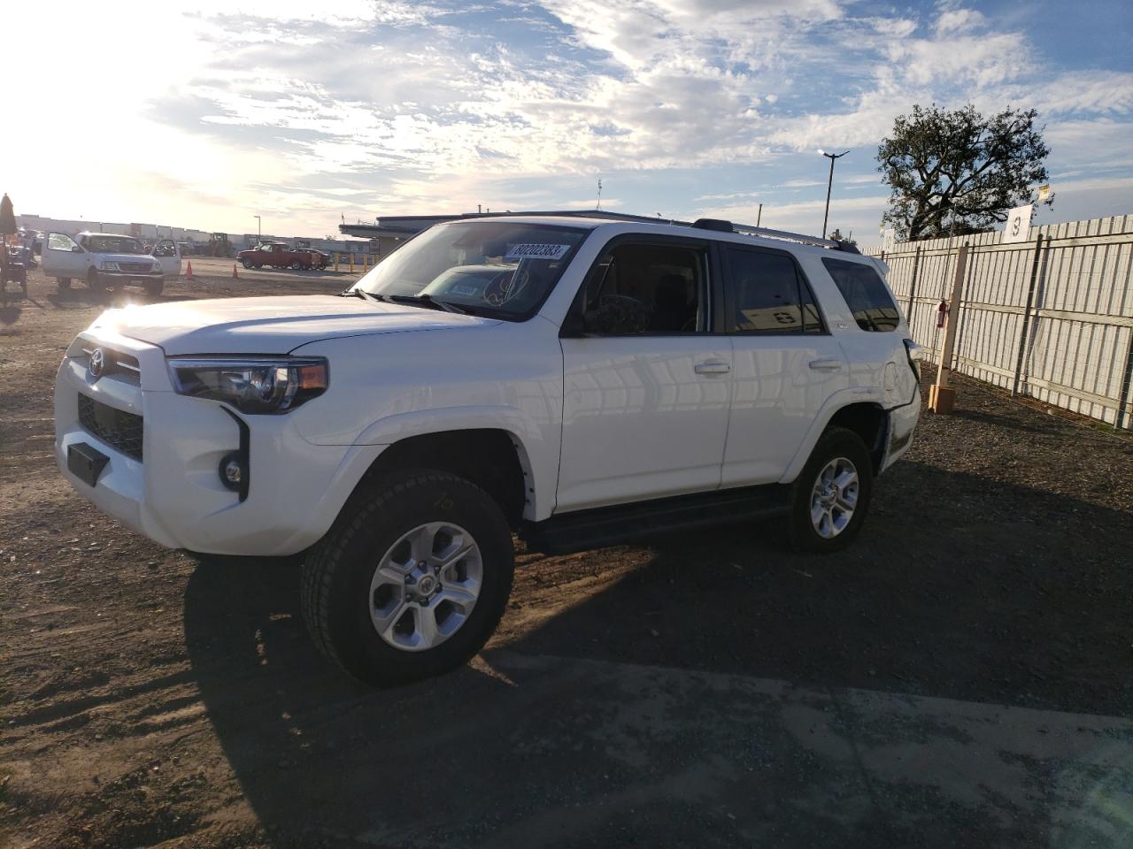 Изображение 1 2022 TOYOTA 4RUNNER SR5/SR5 PREMIUM 2022 с VIN JTEMU5JR0N6017607