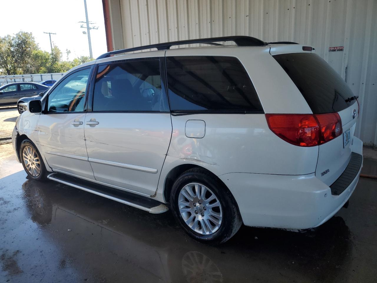 Изображение 2 2010 TOYOTA SIENNA XLE 2010 с VIN 5TDYK4CC1AS342260