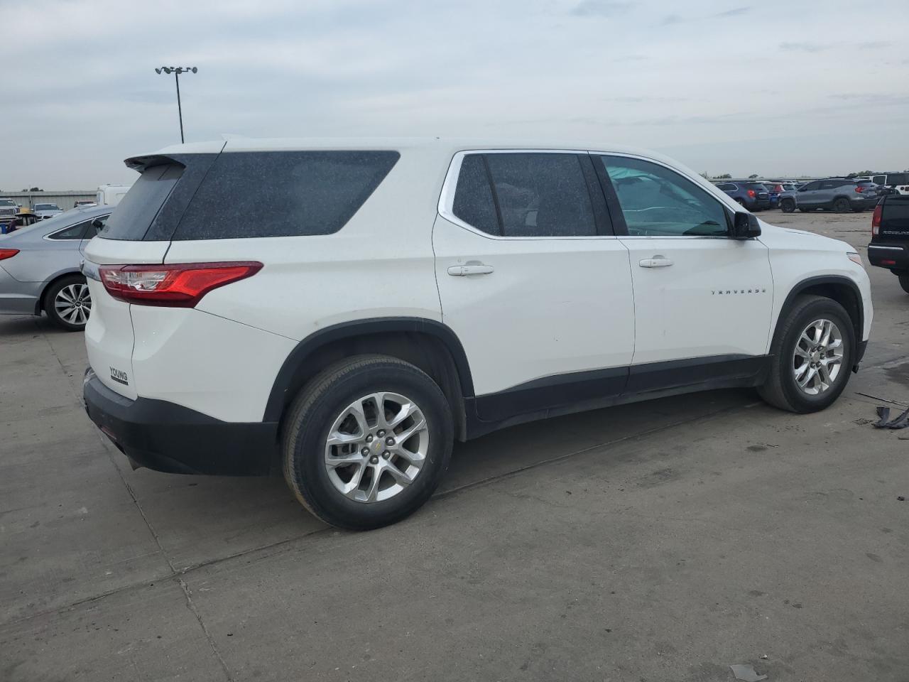 Obraz 3 z 2020 CHEVROLET TRAVERSE LS 2020 z VIN 1GNERFKW5LJ307038